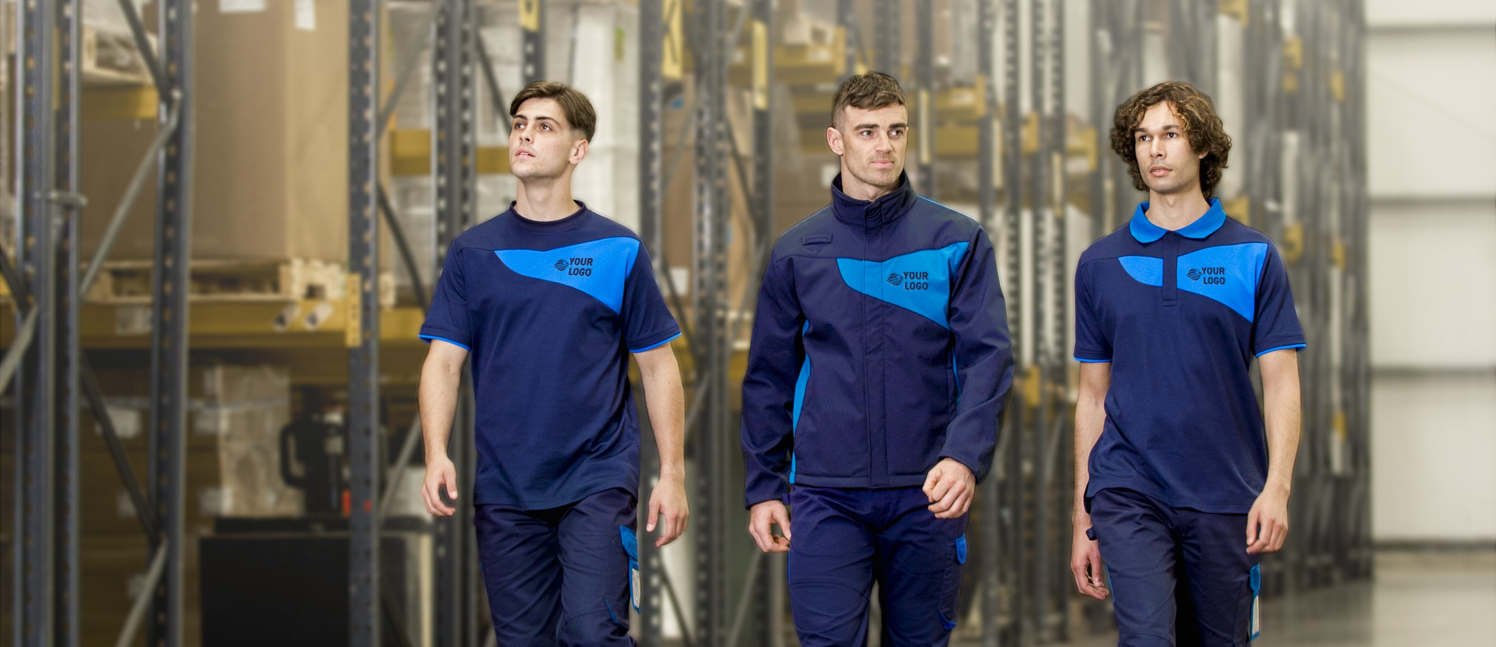 Tres jóvenes con ropa de trabajo uniforme en diferentes tonos de azul. Al fondo se pueden ver estantes de almacenamiento y en la zona inferior izquierda de la imagen se puede encontrar el logotipo del fabricante de ropa de trabajo Portwest. Hay un enlace a toda la colección PW2.