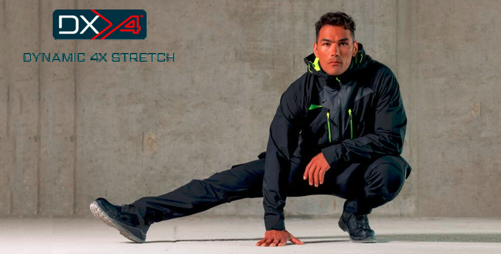 Hombre vestido con ropa de trabajo deportiva negra con detalles de color neón, agachado frente a una pared de hormigón gris. Arriba a la izquierda se encuentra el logotipo “DX4 Dynamic 4X Stretch”.