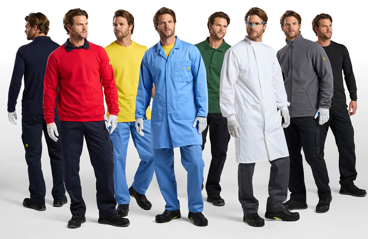 Ocho hombres con ropa ESD colorida en fila. Se incluye un enlace a nuestra ropa ESD.