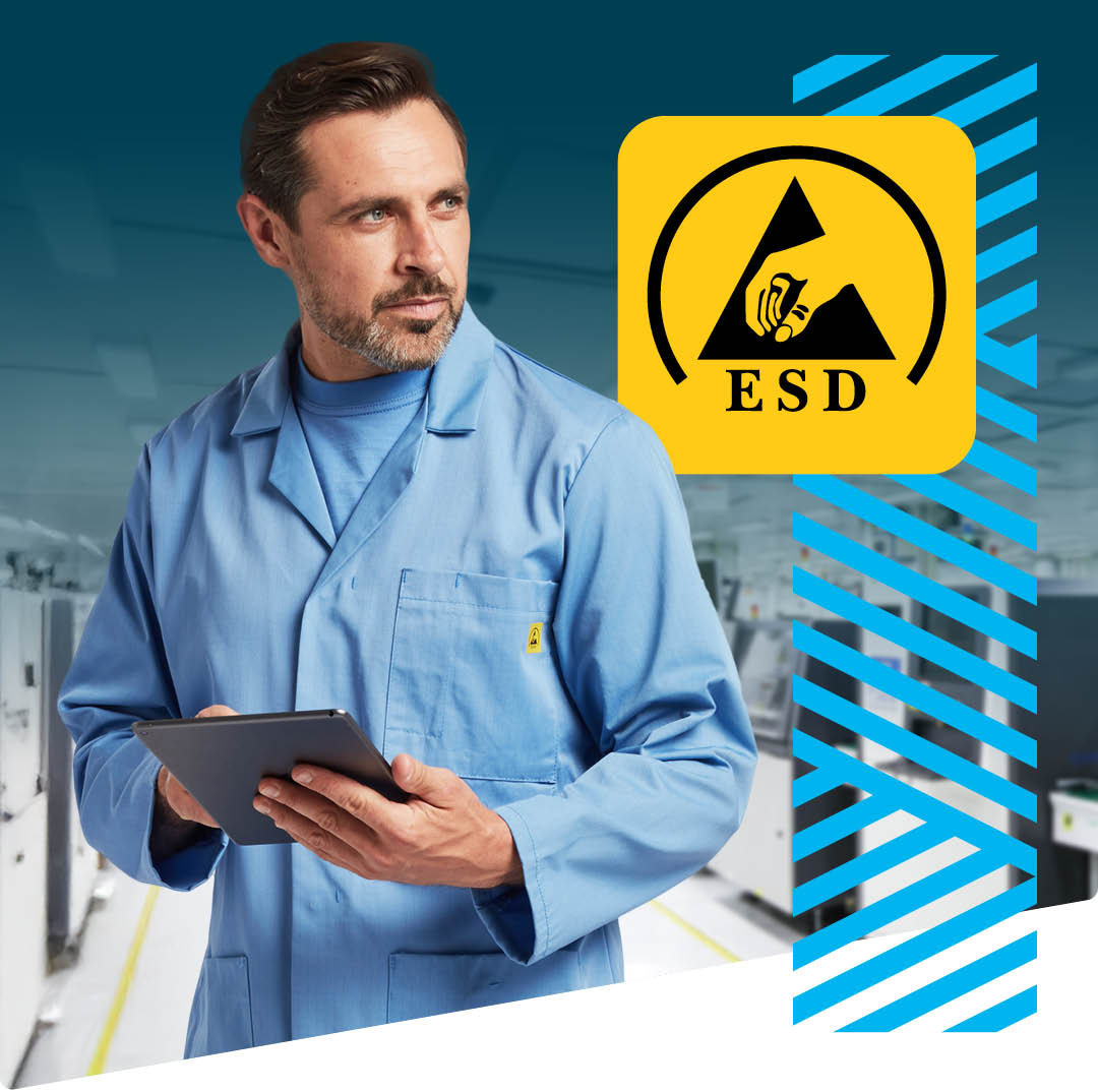 Un trabajador con una chaqueta de protección ESD azul sostiene una tableta. Al fondo se ve equipo técnico. A la derecha se aprecia una franja color aguamarina con un patrón y un cuadrado amarillo con un símbolo ESD.