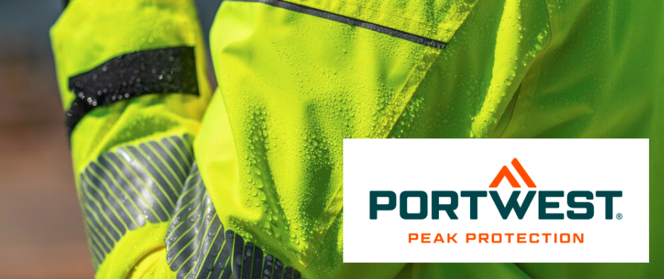 Primer plano de la chaqueta impermeable transpirable PW3 Extreme PW360 en color amarillo con rayas reflectantes. Las gotas de lluvia se deslizan sobre el material impermeable. El logotipo del fabricante Portwest se encuentra en la esquina inferior derecha de la imagen.
