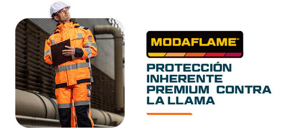 Imagen cuadrada de un trabajador con ropa de protección naranja y casco blanco, de pie frente a un edificio industrial con grandes tuberías, sosteniendo un portapapeles. A la derecha se encuentra el logotipo de la colección Modaflame en negro, rojo y naranja y la leyenda: Protección ignífuga inherente premium. Se proporciona un enlace a los artículos de la colección Modaflame.