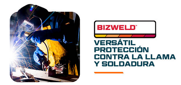 Imagen cuadrada de una persona con equipo de soldadura, casco y guantes, sosteniendo un soldador con chispas y trabajando en una pieza de metal. A la derecha se encuentra el logotipo de Bizweld en tonos blanco, rojo y naranja, y la leyenda: Protección versátil contra llamas y para soldadores. Se incluye un enlace a los artículos de la colección Bizweld.