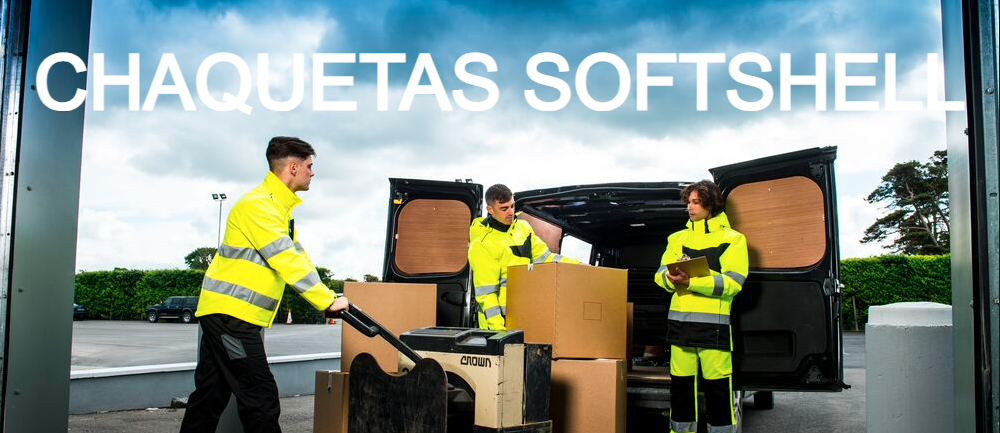 Tres hombres con chaquetas softshell amarillas con bandas reflectantes trabajan delante de una furgoneta de reparto abierta con cajas y una transpaleta. En la parte superior de la imagen se lee "CHAQUETAS SOFTSHELL" en grandes letras blancas.
