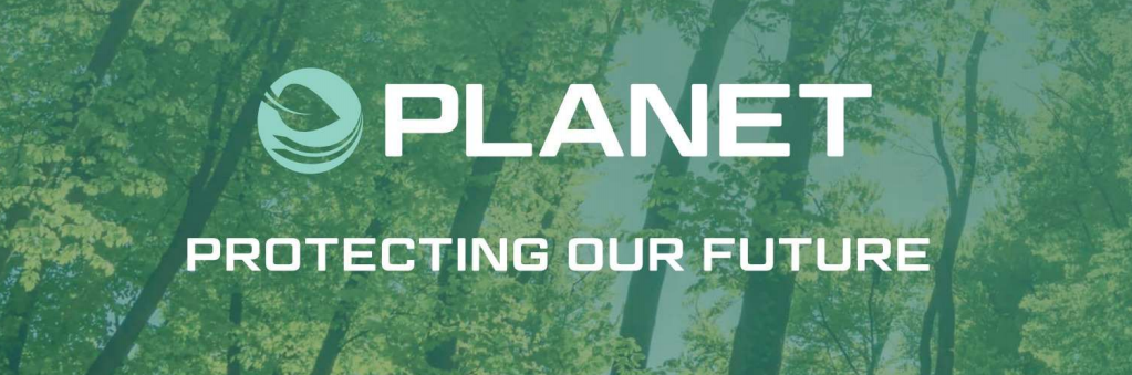 Bosque con pancarta en verde transparente y la inscripción "PLANET - Protecting our future".
