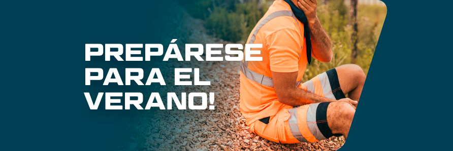 Imagen de un trabajador con ropa de alta visibilidad corta de color naranja: La persona lleva una camiseta y pantalones cortos con franjas reflectantes y detalles en negro. Se sienta en una pendiente de grava, con un prado y troncos de árboles al fondo. Listo para el verano está escrito en letras blancas en la parte izquierda de la imagen.