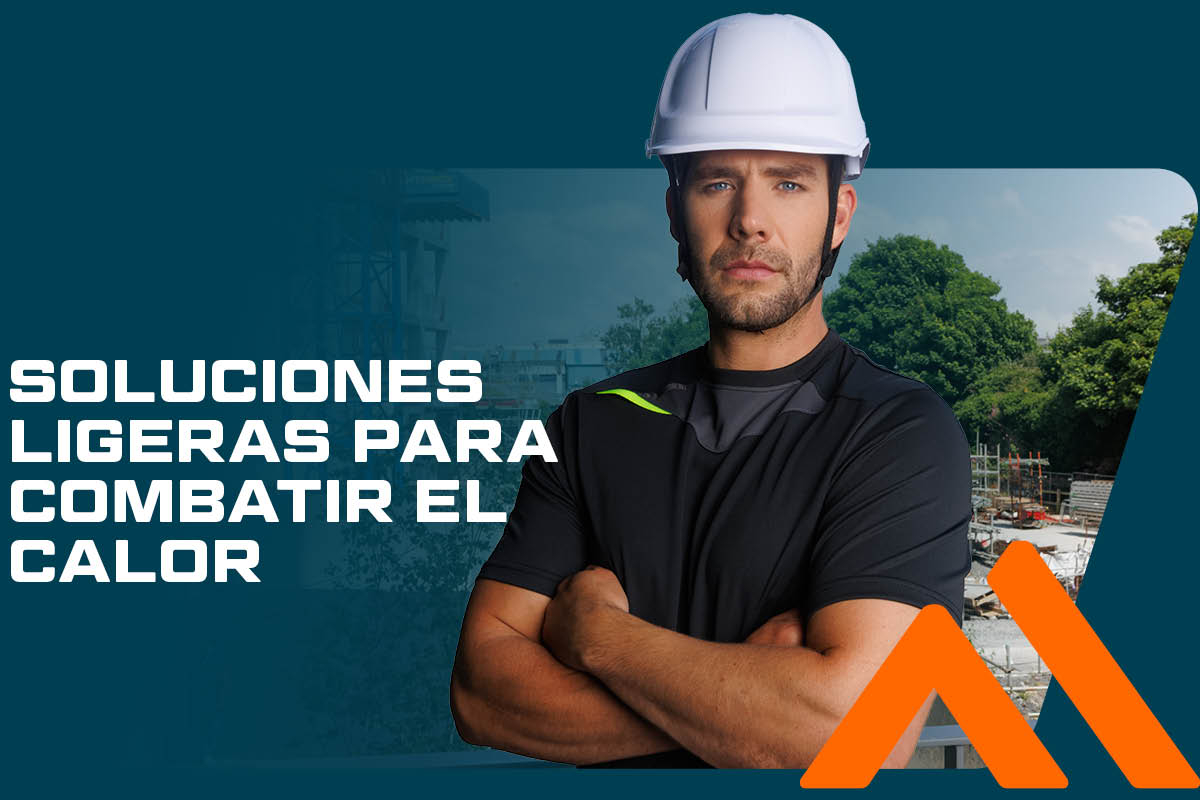 Un trabajador de la construcción con casco blanco y camisa funcional negra ligera está de pie con los brazos cruzados frente a una obra de construcción en verano. A la izquierda de la imagen, el texto "Soluciones ligeras contra el calor" está escrito en negrita blanca. En la esquina inferior derecha, un logotipo naranja con dos "A" estilizadas.