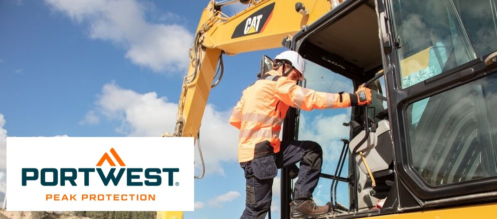 Un trabajador con ropa protectora naranja y casco blanco sube a la cabina de una excavadora amarilla en una obra. Al fondo se ve un cielo azul claro y una cantera. En la parte inferior derecha de la imagen se encuentra el logotipo “Portwest Peak Protection”.