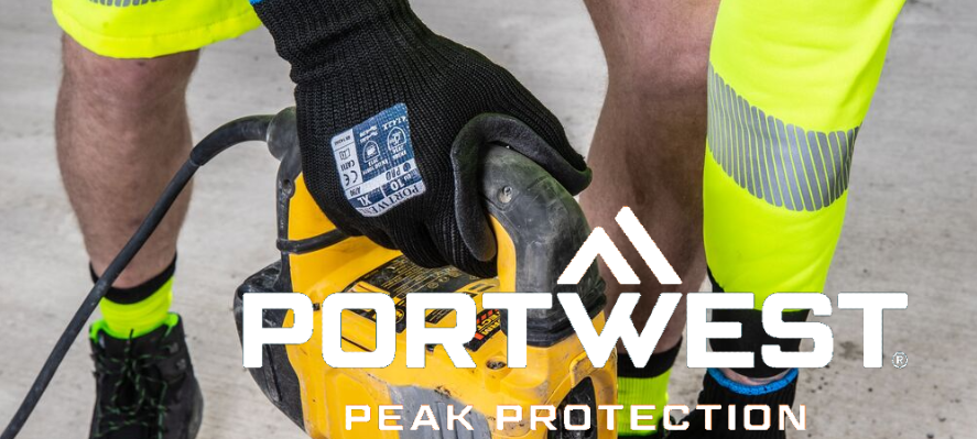 Trabajador con guantes antivibración Portwest mientras utiliza un martillo neumático amarillo. El logotipo blanco de Portwest con la palabra "Peak Protection" aparece en primer plano.