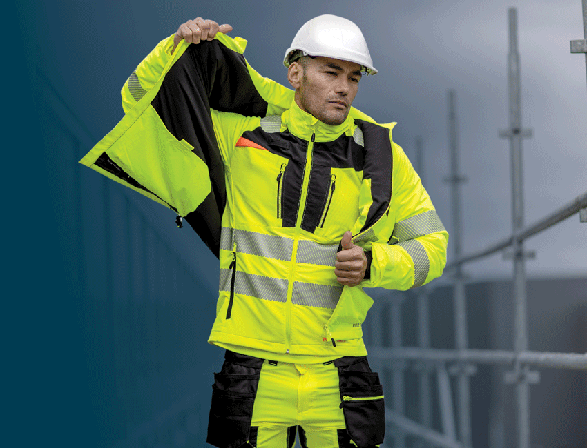 Trabajador con casco en ropa de trabajo Portwest Winter Hi-Vis