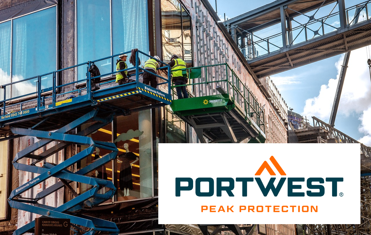 Tres trabajadores con chalecos reflectantes en dos plataformas elevadoras frente a una moderna ventana. El logotipo de la marca Portwest se encuentra en la parte inferior derecha de la imagen y hay un enlace a nuestra colección de protección contra caídas.