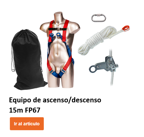 Set anticaídas 15m FP67 sobre maniquí con mosquetón de arnés de 2 puntos, gancho de cuerda extraíble de 12mm, 15 metros de cuerda estática Kernmantel y bolsa de nailon con cordón. El botón naranja en el área inferior de la imagen conduce al artículo.