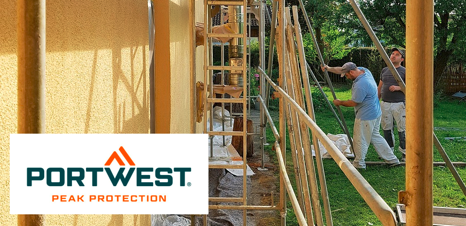 Dos pintores trabajan junto a los andamios en la fachada de un edificio. Llevan pantalones de pintor blancos y camisetas coloridas. En primer plano se puede ver el logotipo de "Portwest Peak Protection".