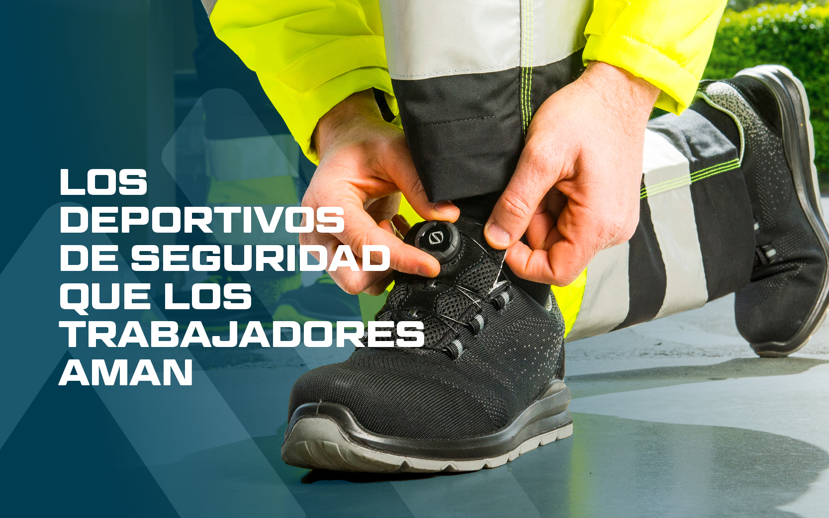 Zapatos bajos de seguridad en color negro con suela gris, el trabajador con ropa de seguridad amarilla de alta visibilidad ajusta el zapato a su pie con la práctica rueda de ajuste. Enlace a nuestro catálogo de calzado de seguridad.