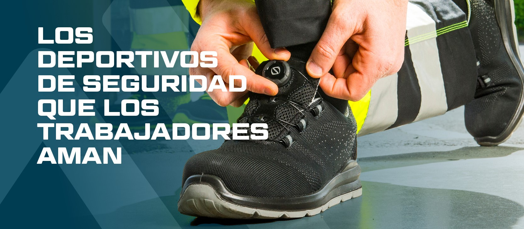 Zapatos bajos de seguridad en color negro con suela gris, el trabajador con ropa de seguridad amarilla de alta visibilidad ajusta el zapato a su pie con la práctica rueda de ajuste.