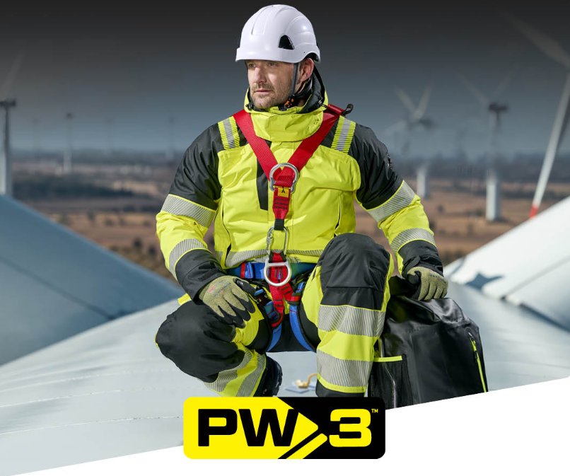 Trabajador con ropa de trabajo de seguridad Portwest PW3 en un aerogenerador. Incluye un enlace a la colección PW3.