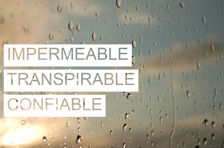 Un cristal con gotas de agua. Tras él, se ve un cielo azul con nubes grises. Las palabras "Impermeable, Transpirable, Fiable" están resaltadas en blanco y recortadas.
