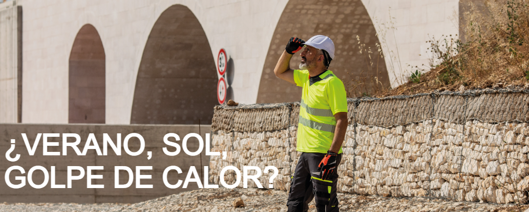 Trabajador con camiseta amarilla de manga corta de alta visibilidad, casco blanco y guantes de color naranja-negro frente a un prado quemado por el sol. Titular blanco: "¿Verano, sol, golpe de calor?". Enlace a nuestra selección de ropa de trabajo y accesorios de protección contra el calor.