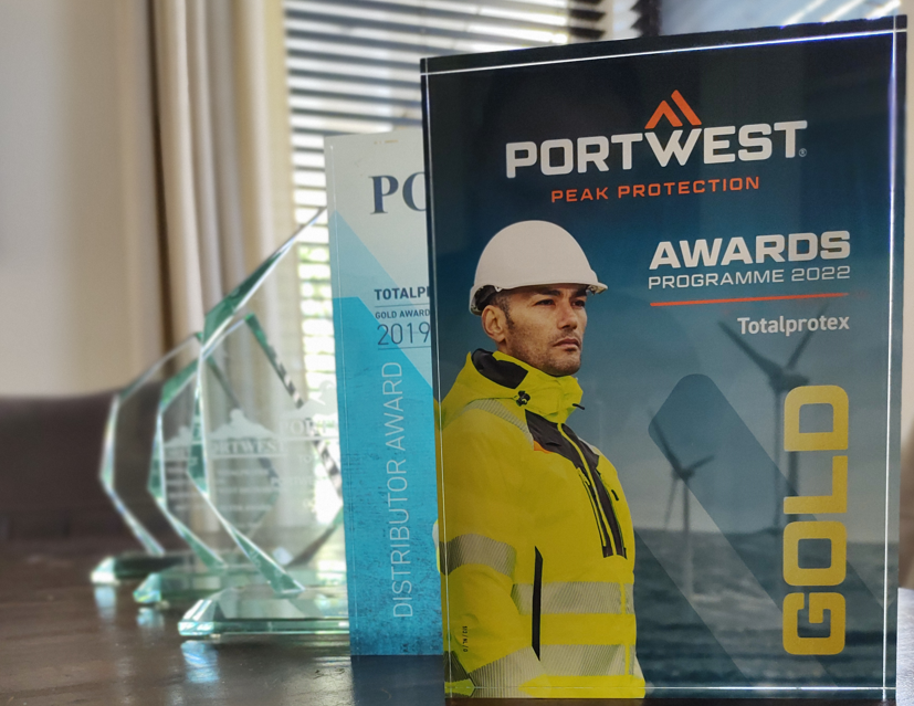 En la imagen podéis ver los distintos premios que ha recibido Totalprotex. El primero es el premio Portwest Gold Award.