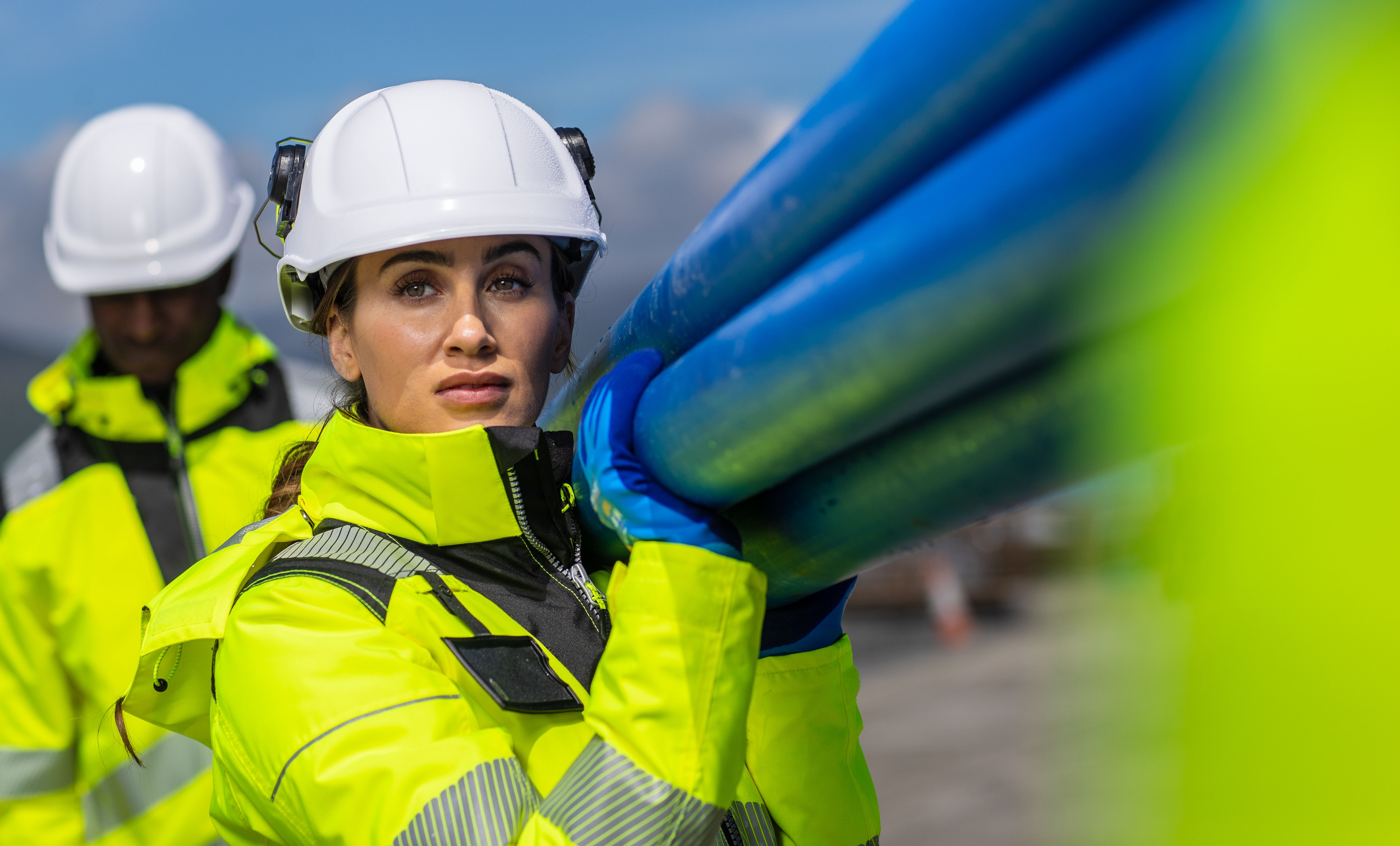 Frau in Hi-Vis Arbeitskleidung