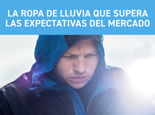 Hombre con chaqueta de lluvia con capucha en la cabeza. Sobre ella la escritura: Ropa impermeable que excede los requisitos industriales.