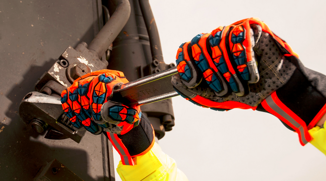 Imagen modelo de los guantes resistentes al corte A726 en color naranja.
