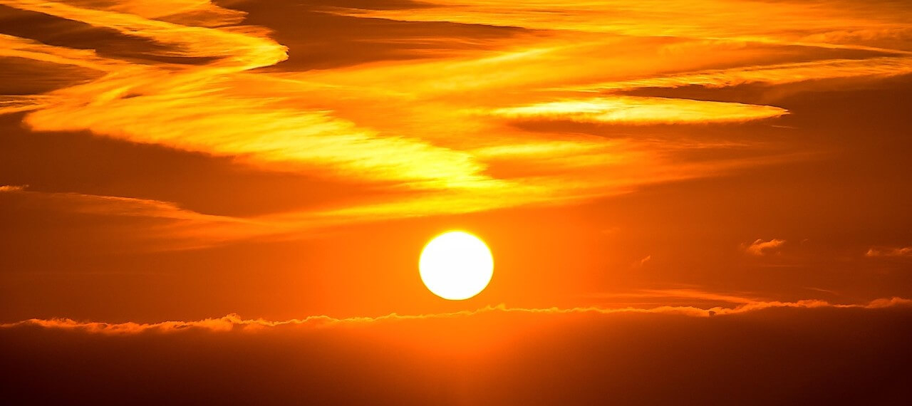 El sol se pone contra un cielo rojo intenso y casi se puede sentir el calor.